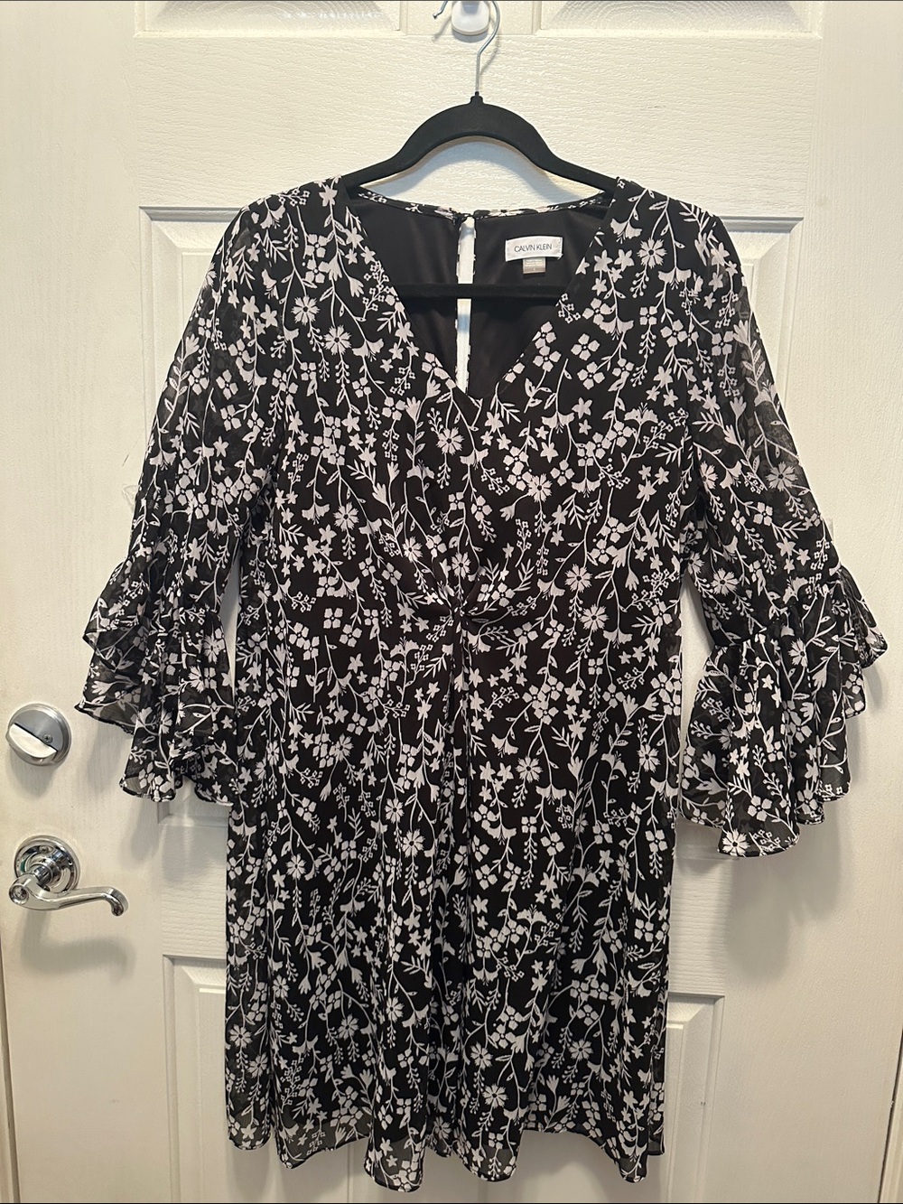 Calvin Klein Black and White Floral V-Neck 3/4 Length Bell Sleeve Dress Size 6